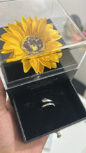 Cargar imagen en el visor de la galería, Anillo Abrazo de Madre + Cajita de Girasol