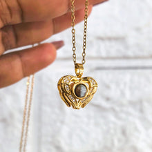 Cargar imagen en el visor de la galería, Collar Proyector "Te Amo en 100 Idiomas" + Caja de Flor Eterna 🌹