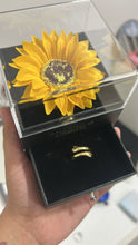 Cargar imagen en el visor de la galería, Anillo Abrazo de Madre + Cajita de Girasol
