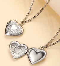 Cargar imagen en el visor de la galería, Relicario Heart
