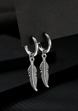 Cargar imagen en el visor de la galería, Aros con Dijes de Plumas
