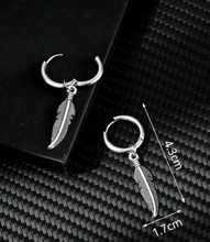 Cargar imagen en el visor de la galería, Aros con Dijes de Plumas
