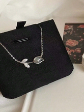 Cargar imagen en el visor de la galería, Collar Flor de Tulipán Minimalista
